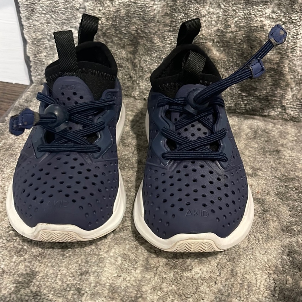 AKID navy and white boys size 8 slip on sneakers